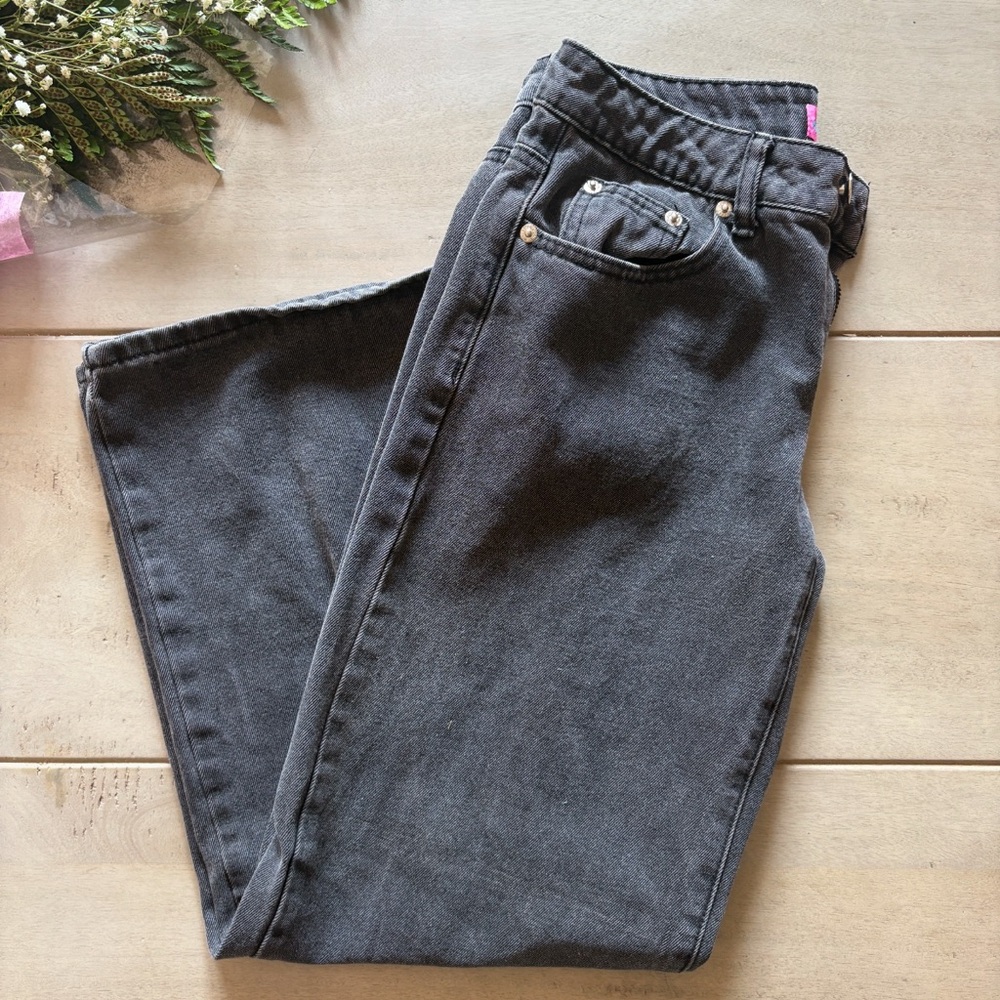 Edikted Petite Raelynn Washed Low Rise Jeans (size Xs)